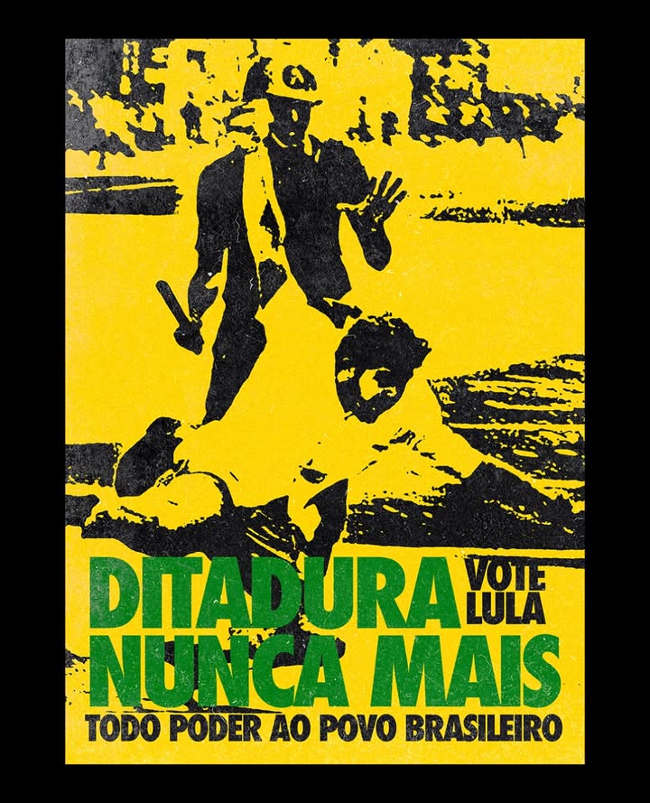 Cartaz amarelo com foto em preto de um policial com cassetete diante de um homem caído e o texto em verde: Ditadura nunca mais. Vote Lula. Todo poder ao povo brasileiro.